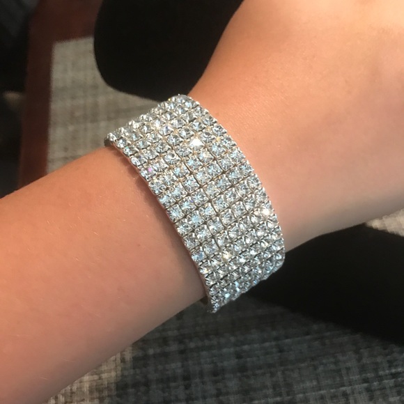 SILVER SPARKLING STRETCH BRACELT (NWOT) - Picture 2 of 5